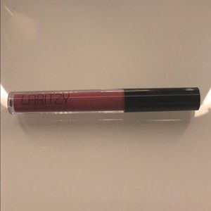 Laritzy lipgloss in the shade “curve”